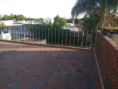 Casa 5 ambientes con 1 baño