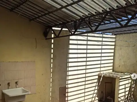 Casa 4 ambientes con 1 baño