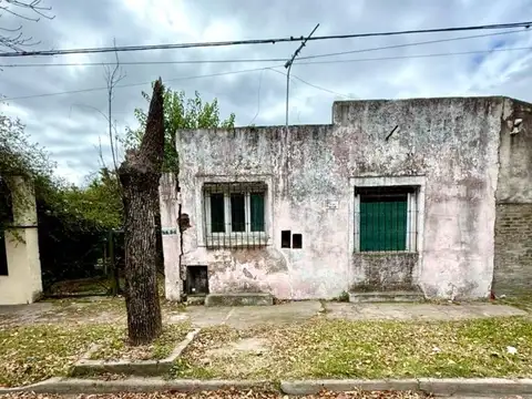 Se vende terreno de 396m2 con casa a reciclar, listo para escriturar en Luján centro.