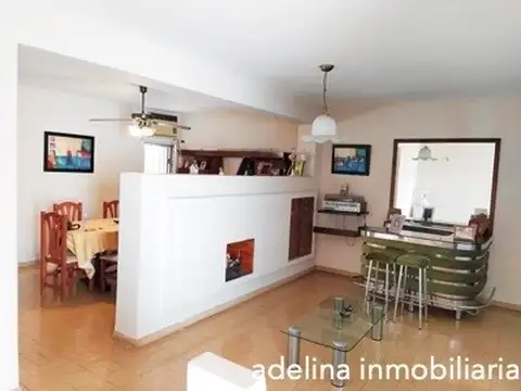 Casa de 2 dormitorios con depto de 3 amb al fondo
