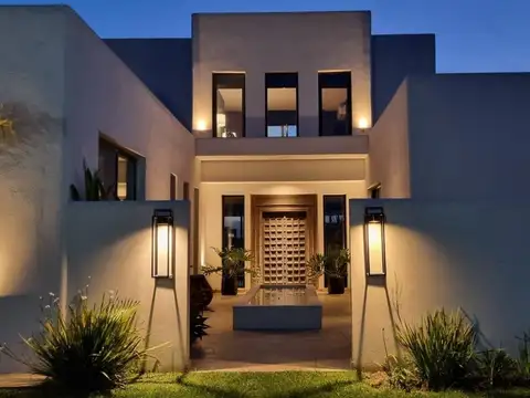Casa en Venta con 3 cocheras