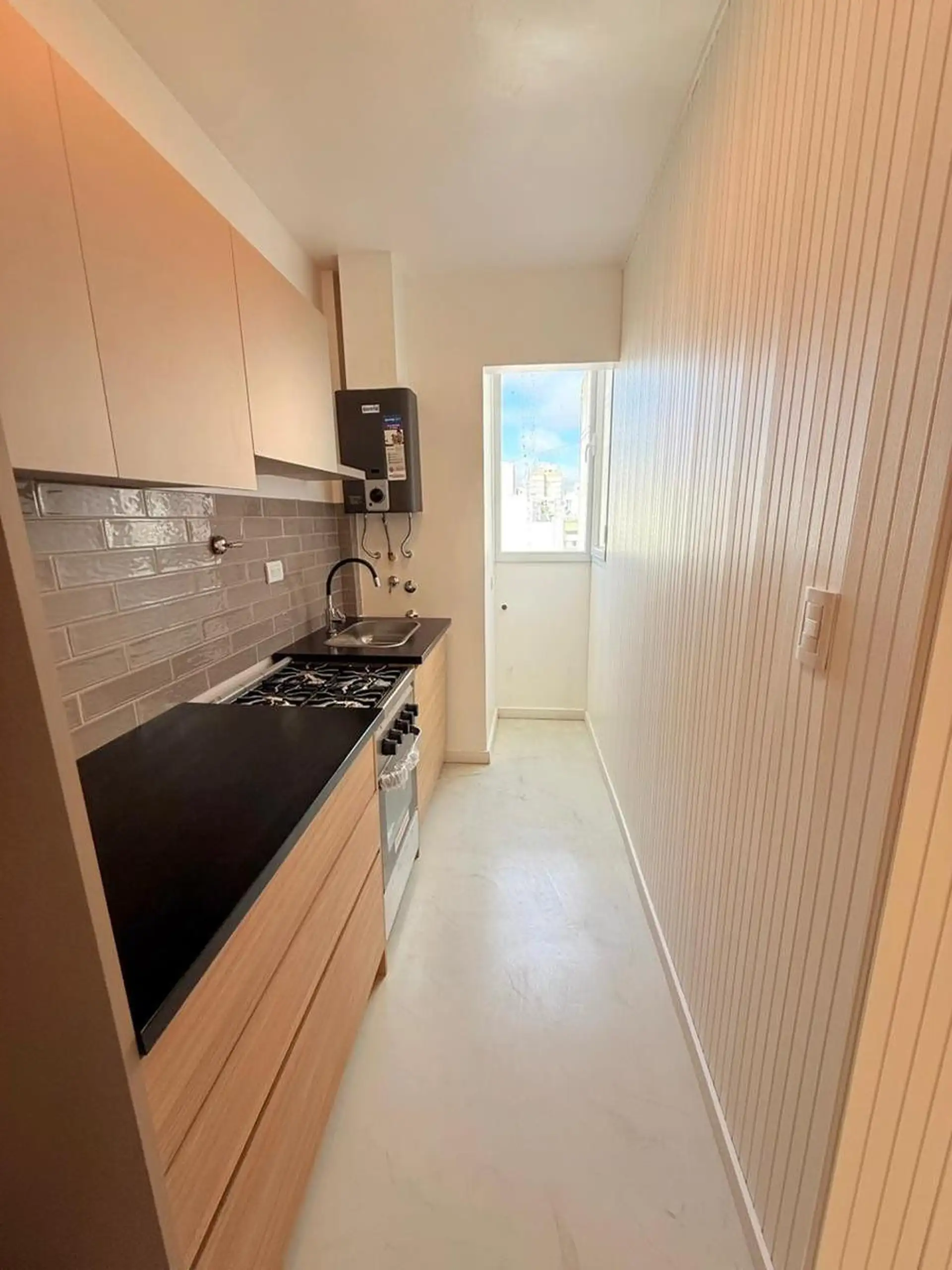 Monoambiente al contrafrente luminoso, 24m² — Brown 2300