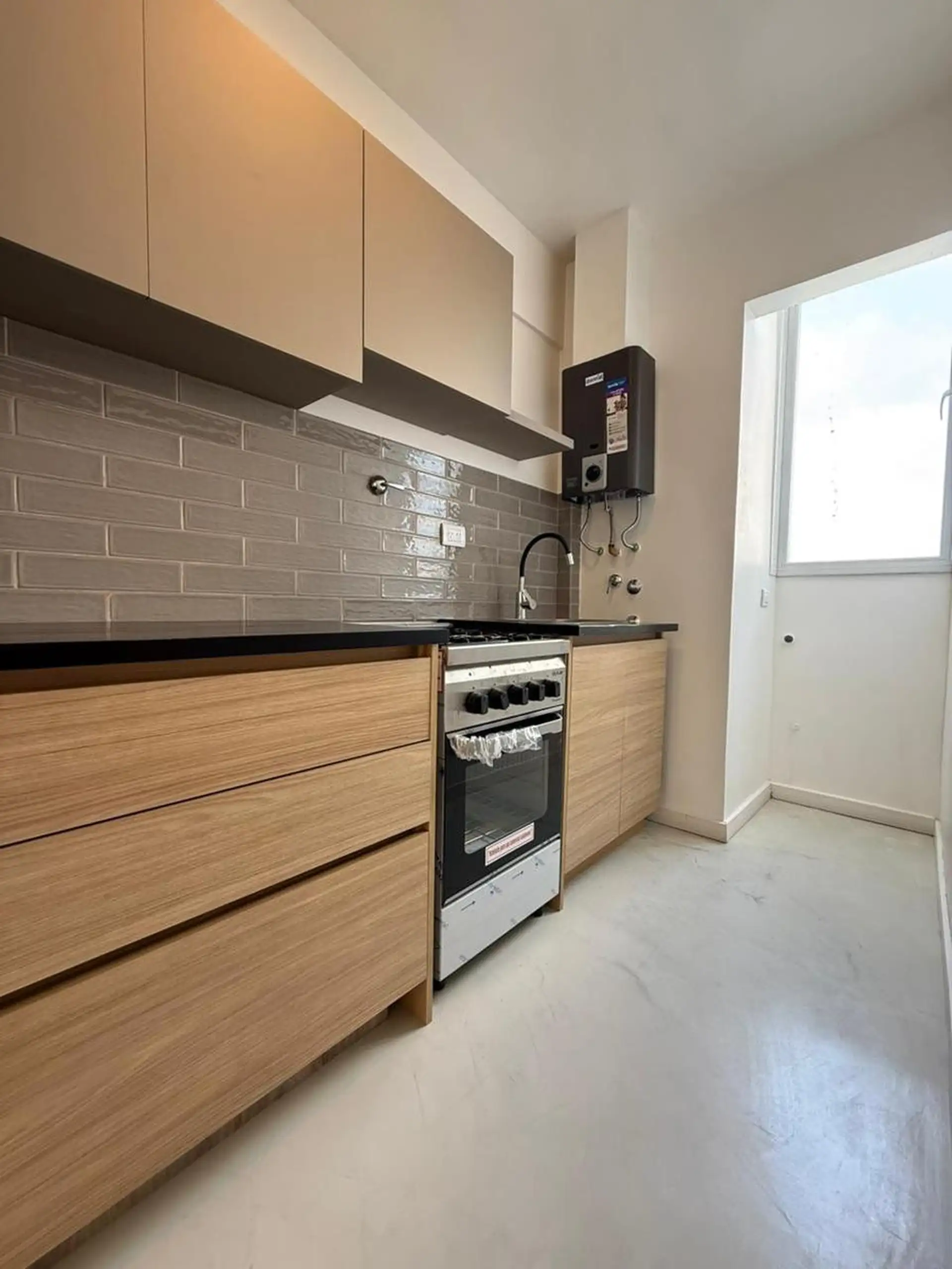 Monoambiente al contrafrente luminoso, 24m² — Brown 2300