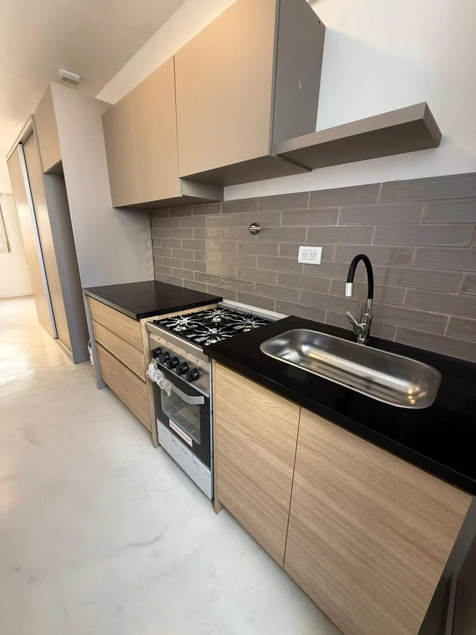 Monoambiente al contrafrente luminoso, 24m² — Brown 2300