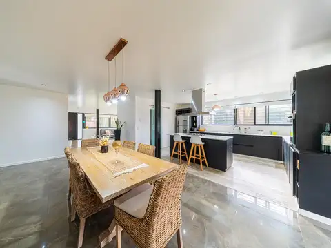 Casa en Venta con 3 cocheras