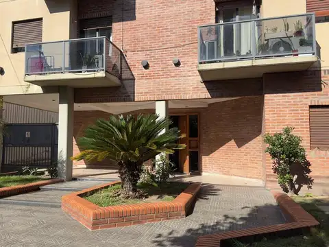 Departamento con 3 dormitorios  y Cochera  44 e/ 26 y 27