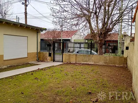 Venta casa 3 ambientes con jardín y cochera en Ezpeleta