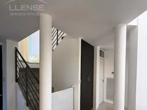 Casa en Alquiler con 1 cochera