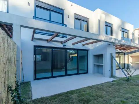 Venta casa 3 dormitorios con seguridad en Carrasco