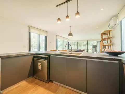 Casa en Alquiler con 6 cocheras