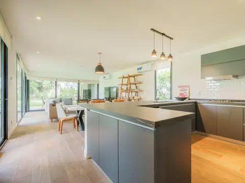 Casa 9 ambientes con 3 baños