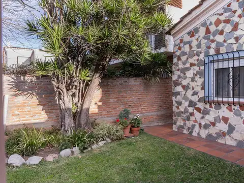 Casa 6 ambientes con 2 baños