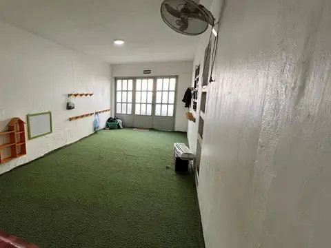Casa 9 ambientes con 2 baños