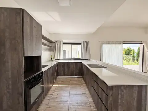 Casa en Venta con 4 cocheras