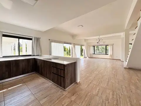 Casa 5 ambientes con 3 baños
