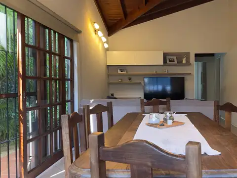 Casa 4 ambientes con 2 baños