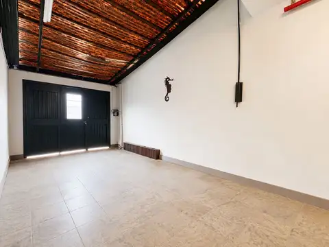 CASA 5 AMB CON COCHERA Y PATIO EN VILLA MAIPU
