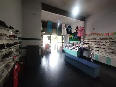 RETASADO  OPORTUNIDAD  PROPIEDAD CON 2 LOCALES COMERCIALES Y 2 DEPARTAMENTOS EN VENTA EN BURZACO