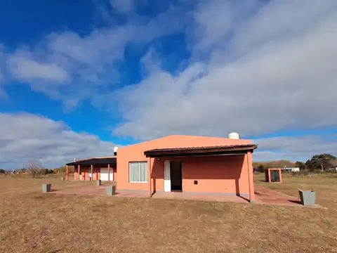 Casa quinta en lote de 3750mts² con pileta y 4 dorm.