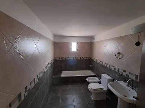 Casa quinta en lote de 3750mts² con pileta y 4 dorm.