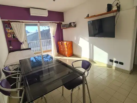 Villa Pueyrredón Francisco Solano Lopez 2149 2 ambientes contra frente con balcón cocina separada baño completo. Muy luminoso. Vista abierta. Buen estado listo para habitar Aire acondicionado.