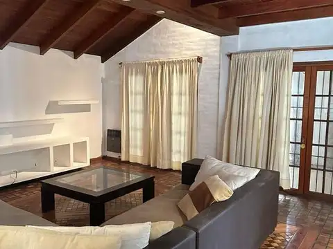 Casa 6 ambientes con 2 baños