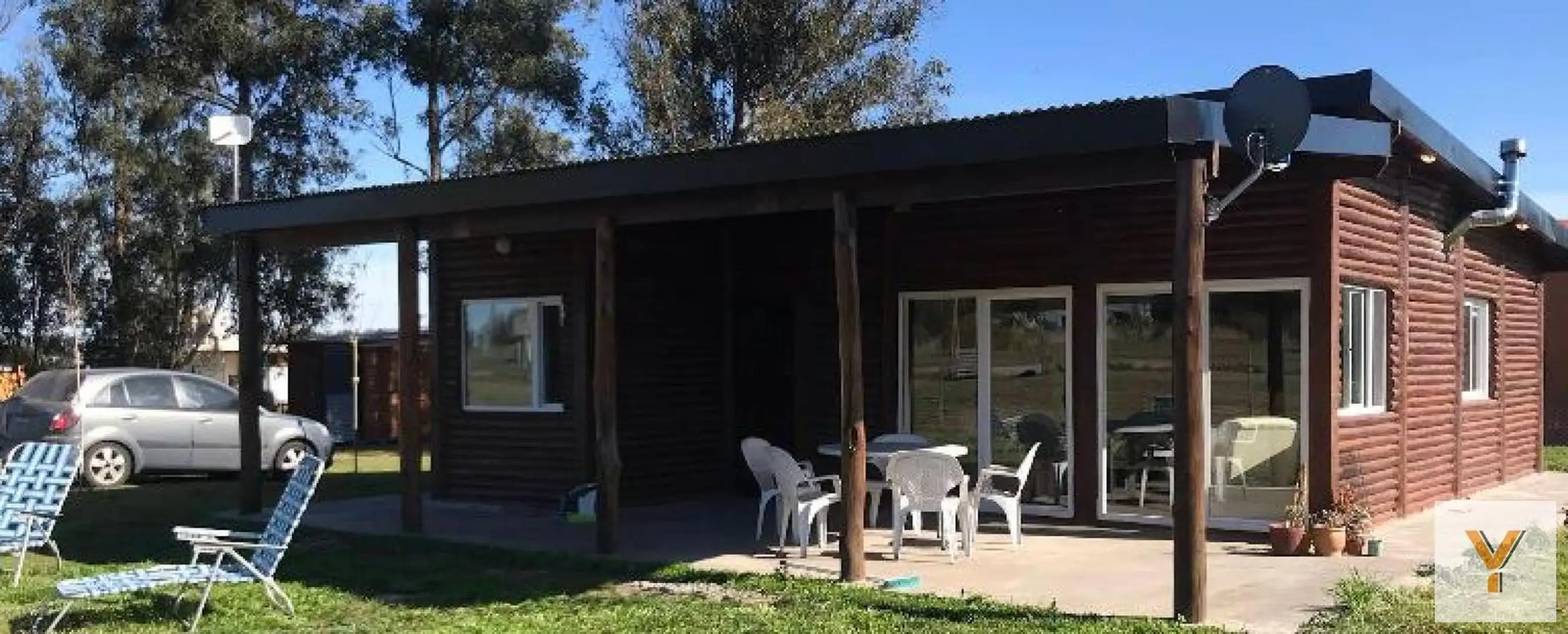 Casa 2 dorm, 96 m² cub. con patio, galería semi cubierta y parrilla — Balcarce
