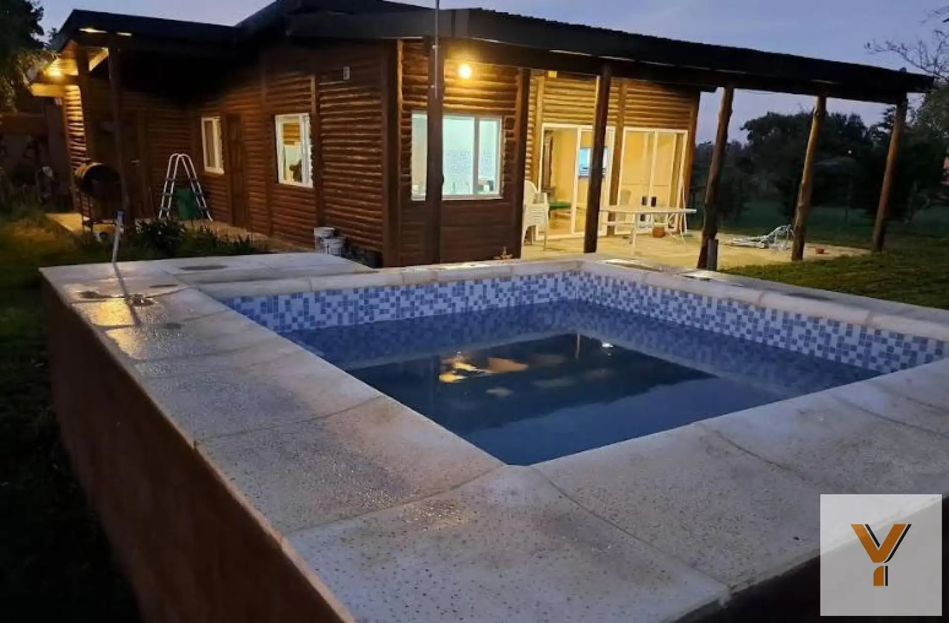 Casa 2 dorm, 96 m² cub. con patio, galería semi cubierta y parrilla — Balcarce