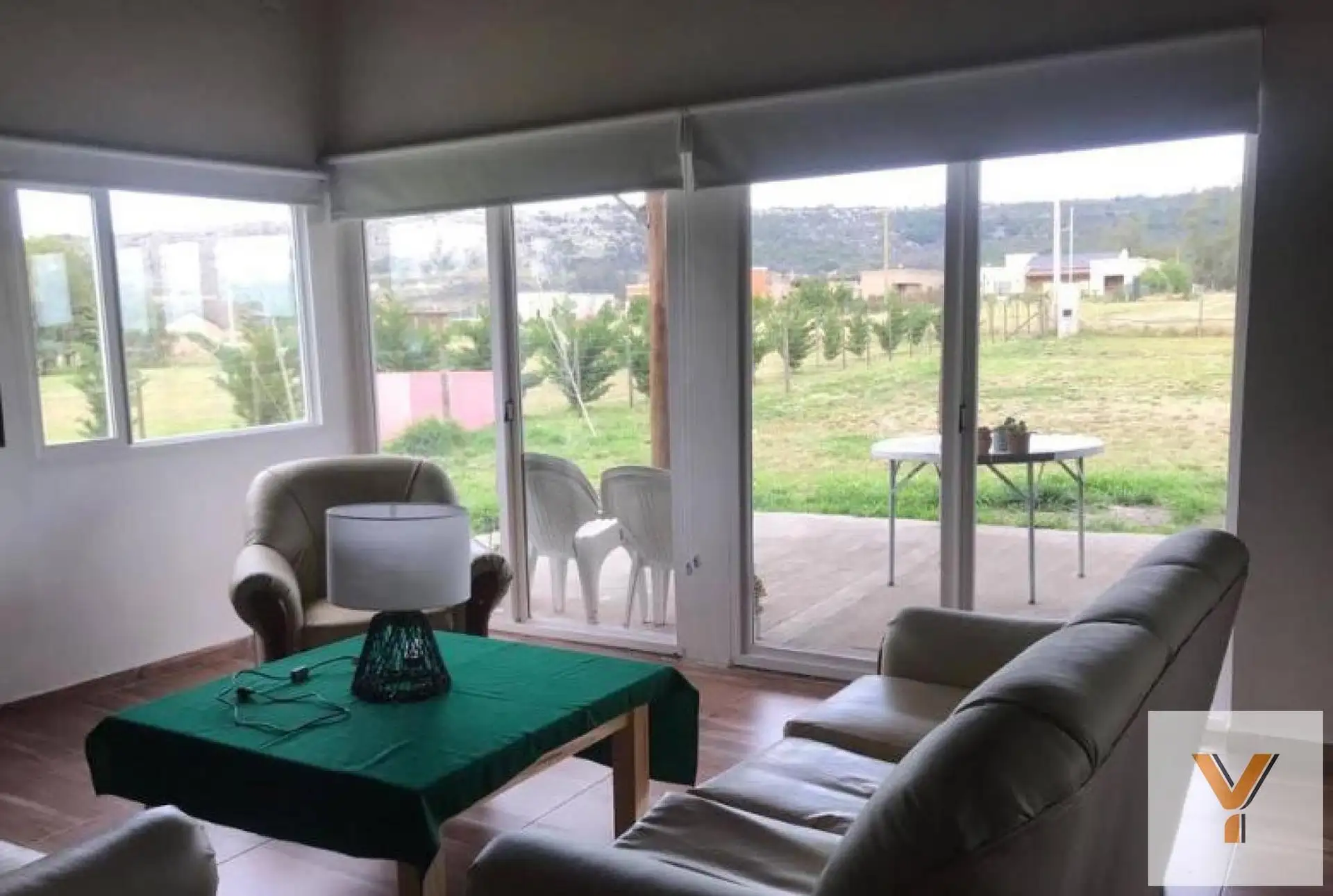Casa 2 dorm, 96 m² cub. con patio, galería semi cubierta y parrilla — Balcarce