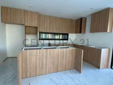 Casa en Venta con 3 cocheras