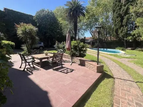 Casa en Alquiler con 2 cocheras