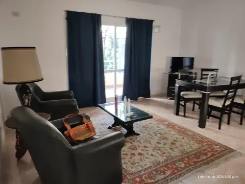 Alquilo dpto de 2 ambientes frente  con balcon y patio, con gas