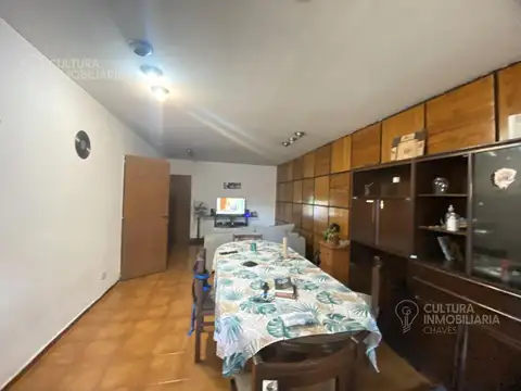 Casa 5 ambientes con 2 baños