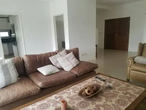 Casa 4 ambientes con 4 baños