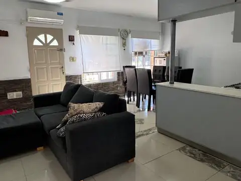 Depto Tipo Casa en Venta en Villa Luzuriaga, USD 93.000