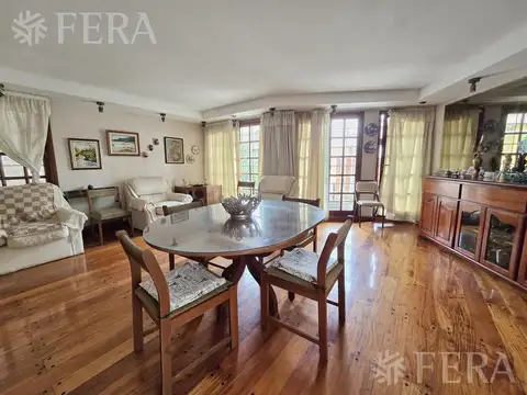 Venta casa 5 ambientes con cochera y jardín en Wilde