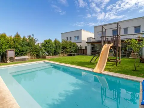 Casa en Venta con 4 cocheras