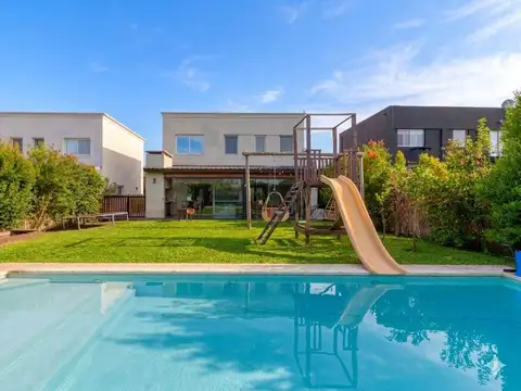 Casa 5 ambientes con 3 baños