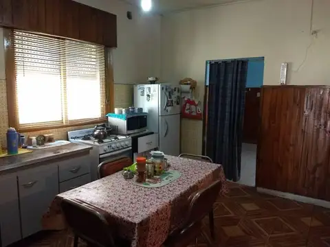 Casa 6 ambientes con 2 baños