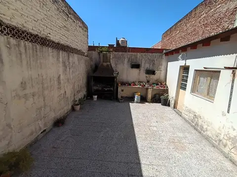 Casa 6 ambientes con 2 baños