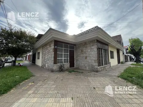 Casa 4 ambientes con terraza y cochera doble, jardìn, Quilmes Centro