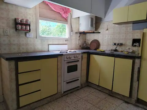Venta casa 3 ambientes con patio y cochera Miramar