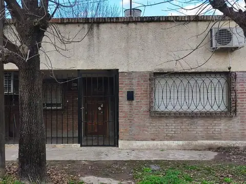 SE VENDE CASA 2 DORMITORIOS, COCHERA EN SANTO TOME