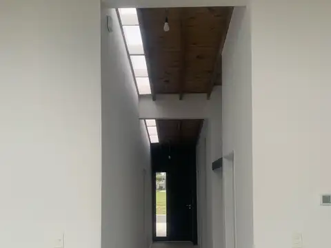 Casa 5 ambientes con 4 baños