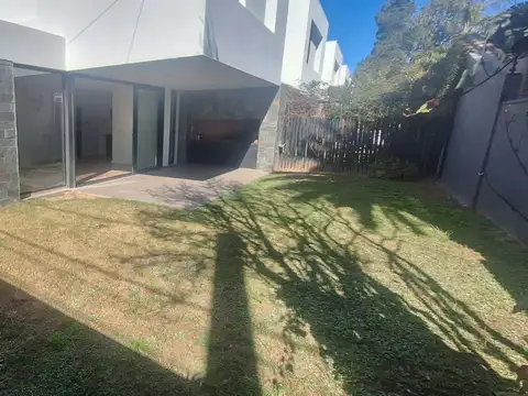 Casa 6 ambientes con 2 baños