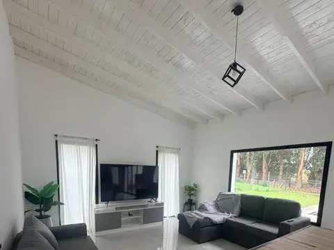 Casa en Alquiler con 4 cocheras