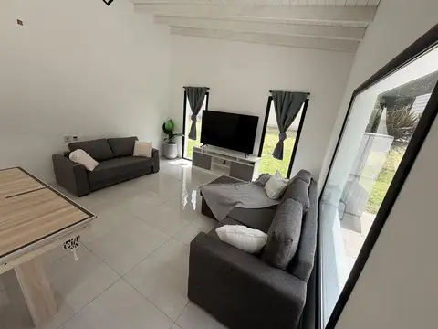 Casa en Alquiler con 4 cocheras