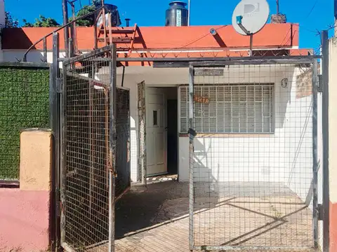 CASA 2 DORMITORIOS CON ESPACIO PARA VEHICULO SANTIAGO 4551 B