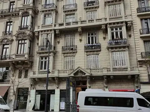 VENTA en Edif historico Av de Mayo al 1100 RETASADO Super interesante, gran altura de techos