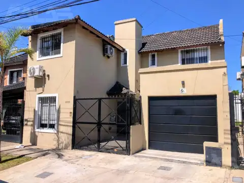 Chalet 4 ambientes en excelente estado con parque, galería y garage doble, cerca de Acceso Oeste